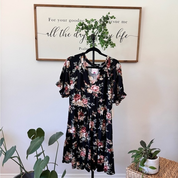 NWT buttery soft, comfortable floral material dress - Picture 1 of 6